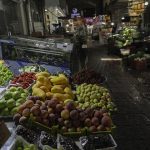 میوه با فراوانی هم ارزان نشد