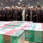 رهبر انقلاب بر پیکر رئیس‌جمهور شهید و همراهان ایشان نماز اقامه کردند